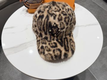 LOUIS VUITTON Caps