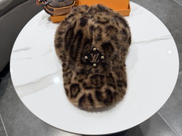 LOUIS VUITTON Caps