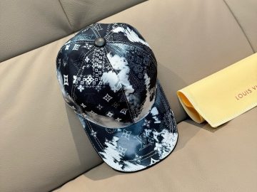 LOUIS VUITTON Caps