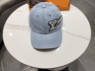 LOUIS VUITTON Caps
