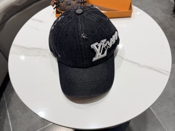 LOUIS VUITTON Caps