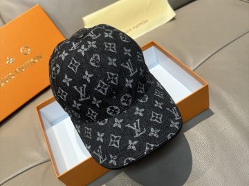 LOUIS VUITTON Caps