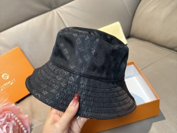 LOUIS VUITTON Caps