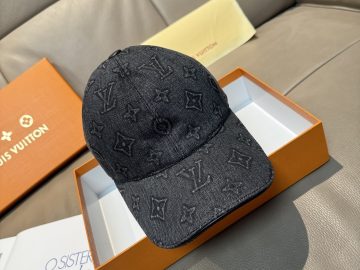 LOUIS VUITTON Caps