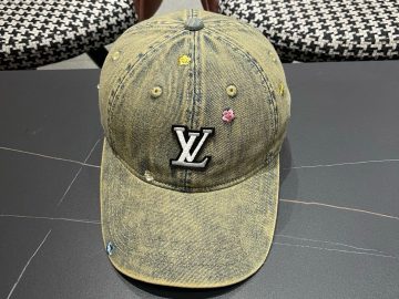 LOUIS VUITTON Caps