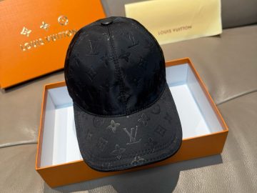 LOUIS VUITTON Caps