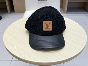 LOUIS VUITTON Caps