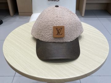 LOUIS VUITTON Caps
