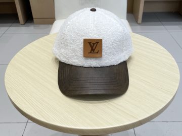 LOUIS VUITTON Caps
