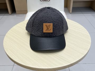 LOUIS VUITTON Caps