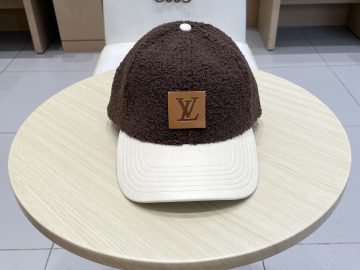 LOUIS VUITTON Caps