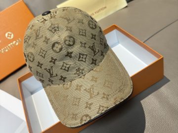 LOUIS VUITTON Caps