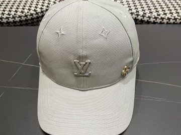 LOUIS VUITTON Caps