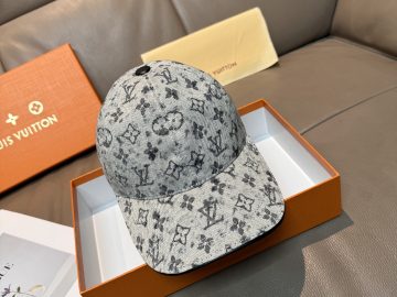 LOUIS VUITTON Caps
