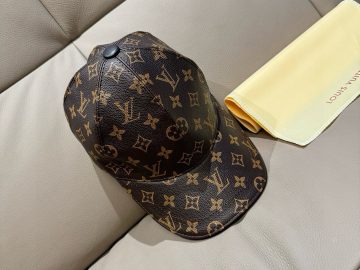LOUIS VUITTON Caps