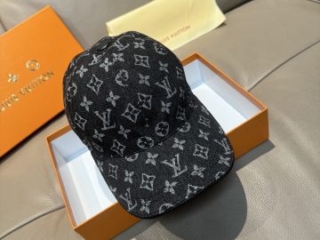 LOUIS VUITTON Caps