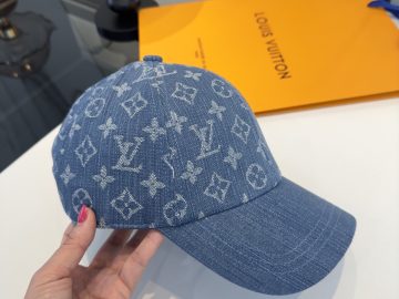 LOUIS VUITTON Caps