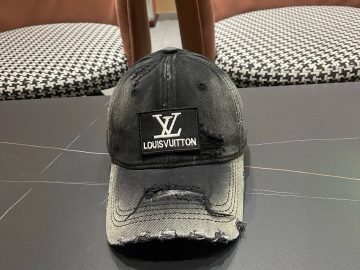 LOUIS VUITTON Caps