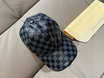 LOUIS VUITTON Caps