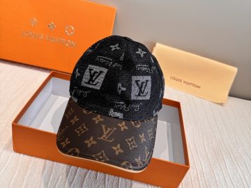 LOUIS VUITTON Caps
