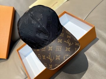 LOUIS VUITTON Caps