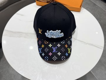 LOUIS VUITTON Caps