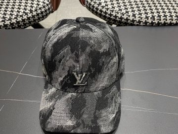 LOUIS VUITTON Caps