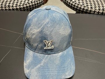 LOUIS VUITTON Caps