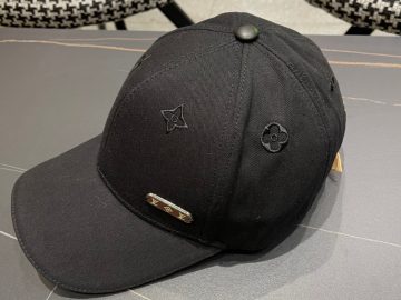 LOUIS VUITTON Caps