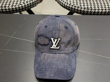 LOUIS VUITTON Caps
