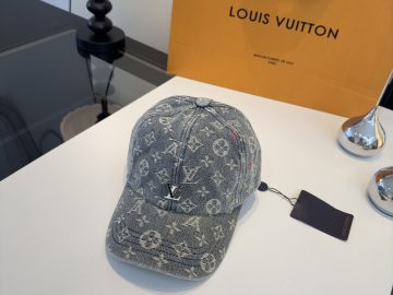 LOUIS VUITTON Caps