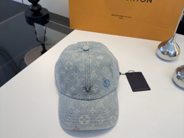 LOUIS VUITTON Caps