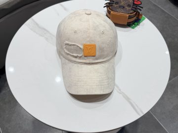 LOUIS VUITTON Caps