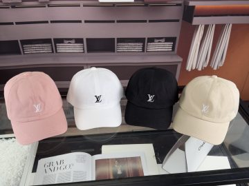 LOUIS VUITTON Caps
