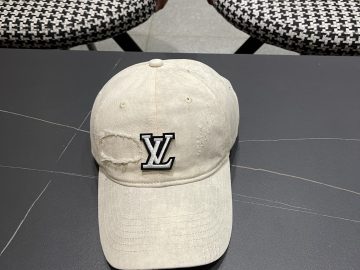LOUIS VUITTON Caps