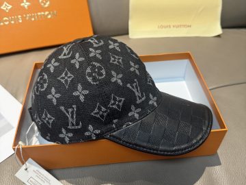 LOUIS VUITTON Caps