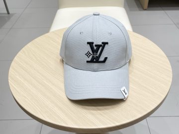LOUIS VUITTON Caps