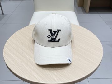 LOUIS VUITTON Caps