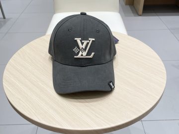 LOUIS VUITTON Caps