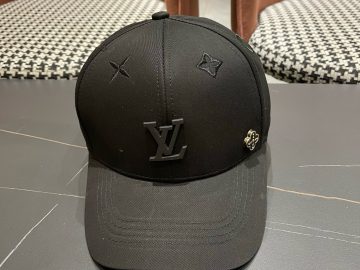 LOUIS VUITTON Caps