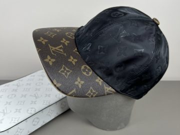 LOUIS VUITTON Caps