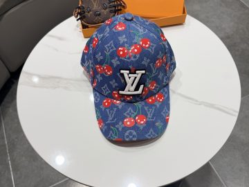 LOUIS VUITTON Caps