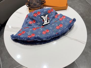 LOUIS VUITTON Caps