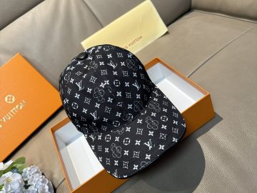 LOUIS VUITTON Caps