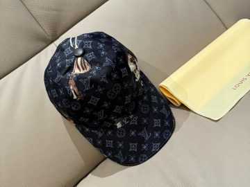 LOUIS VUITTON Caps