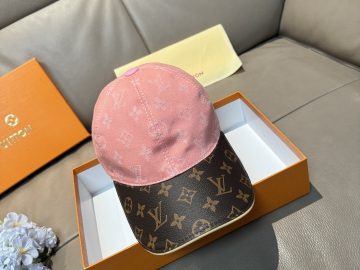LOUIS VUITTON Caps