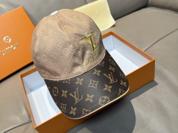 LOUIS VUITTON Caps