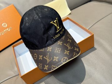LOUIS VUITTON Caps