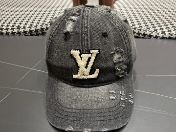 LOUIS VUITTON Caps